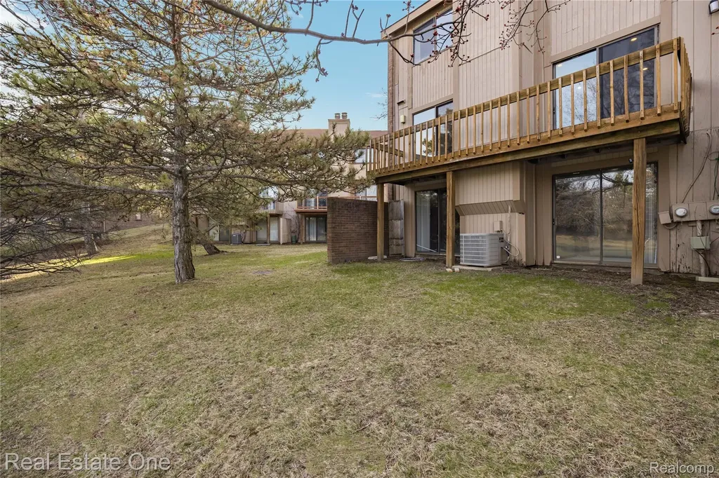 5273 Wright Way E West Bloomfield Charter Township MI 48322