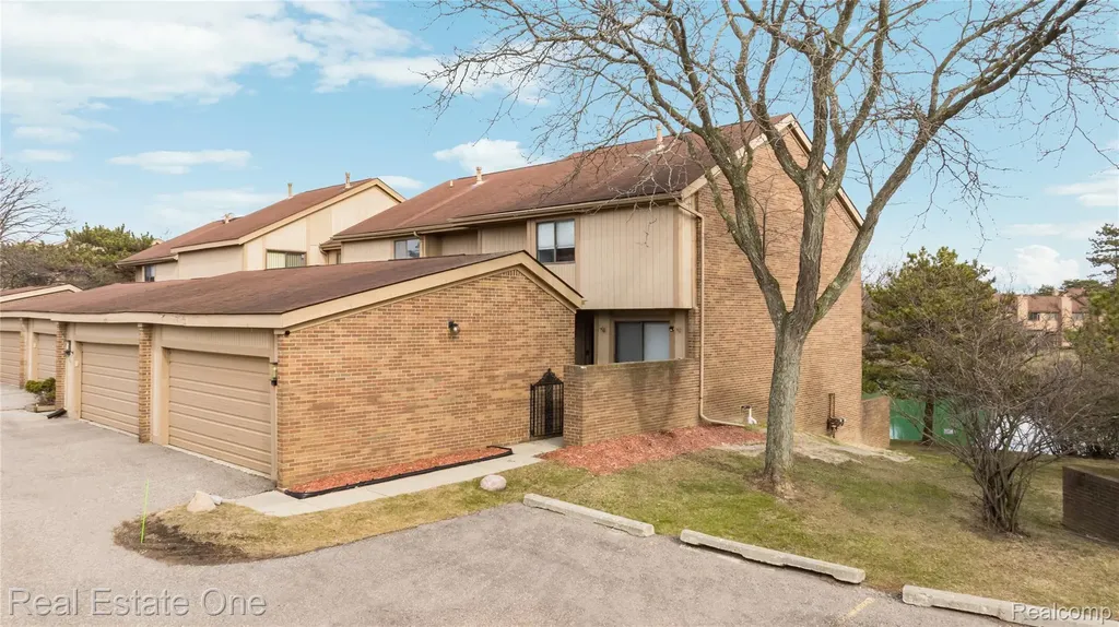 5273 Wright Way E West Bloomfield Charter Township MI 48322