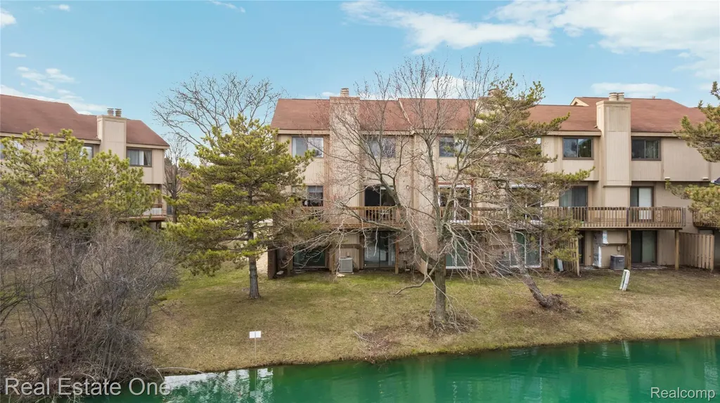 5273 Wright Way E West Bloomfield Charter Township MI 48322