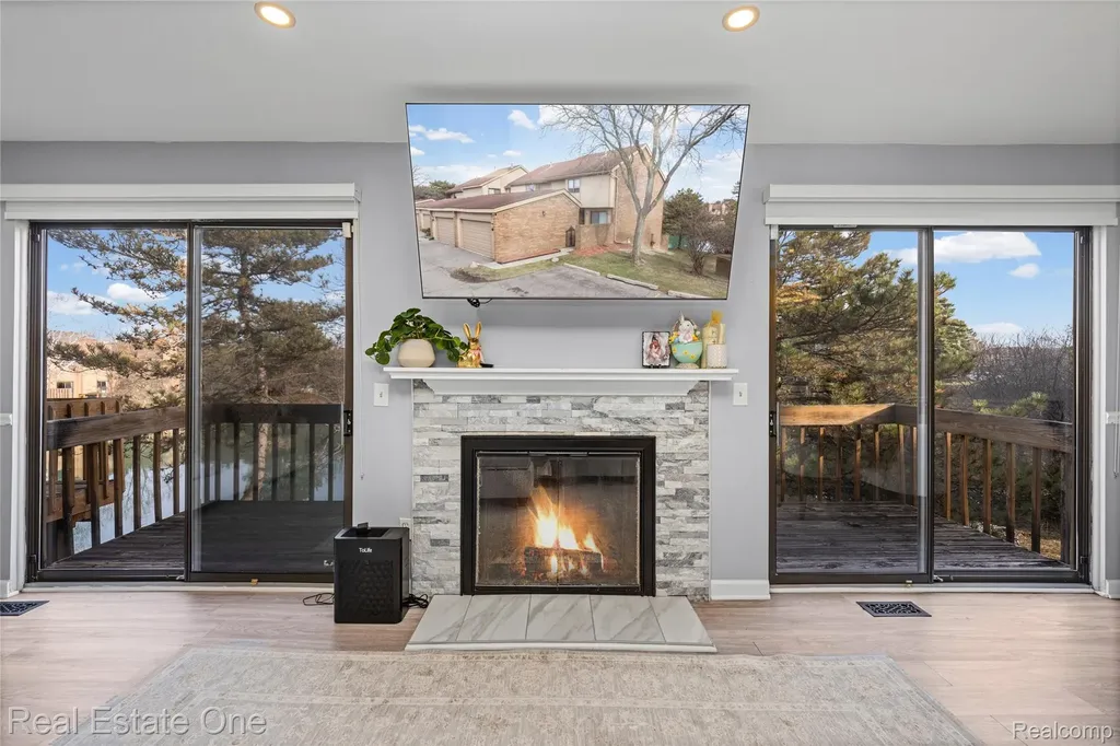 5273 Wright Way E West Bloomfield Charter Township MI 48322