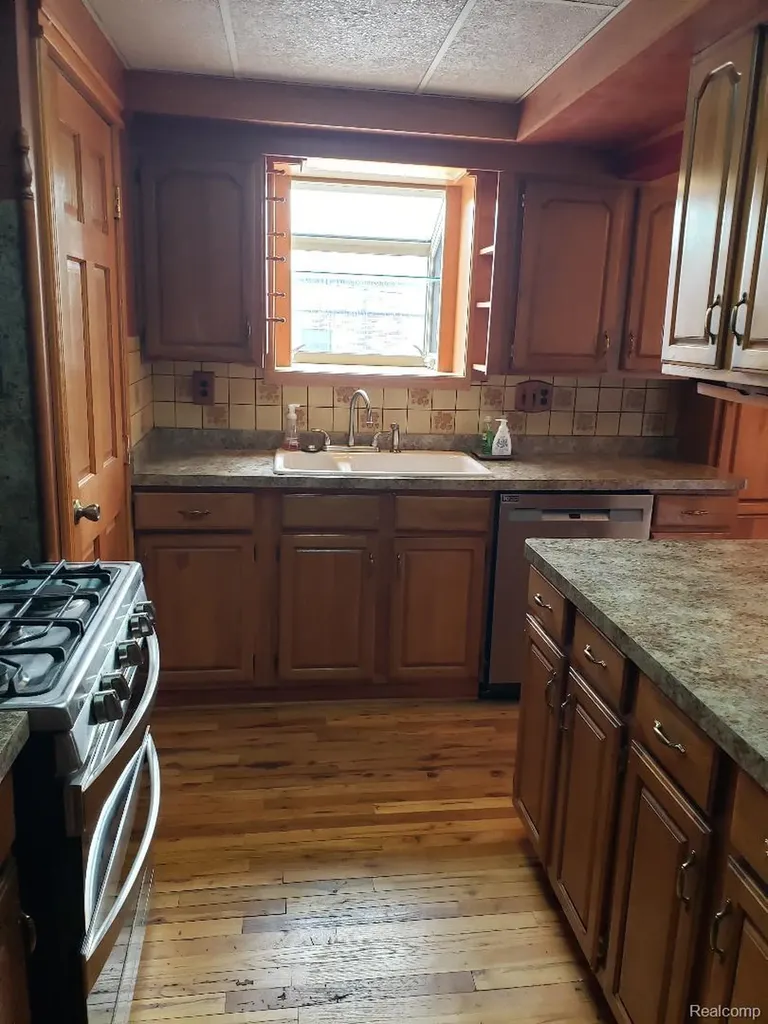 15528 Regina Avenue Allen Park City MI 48101