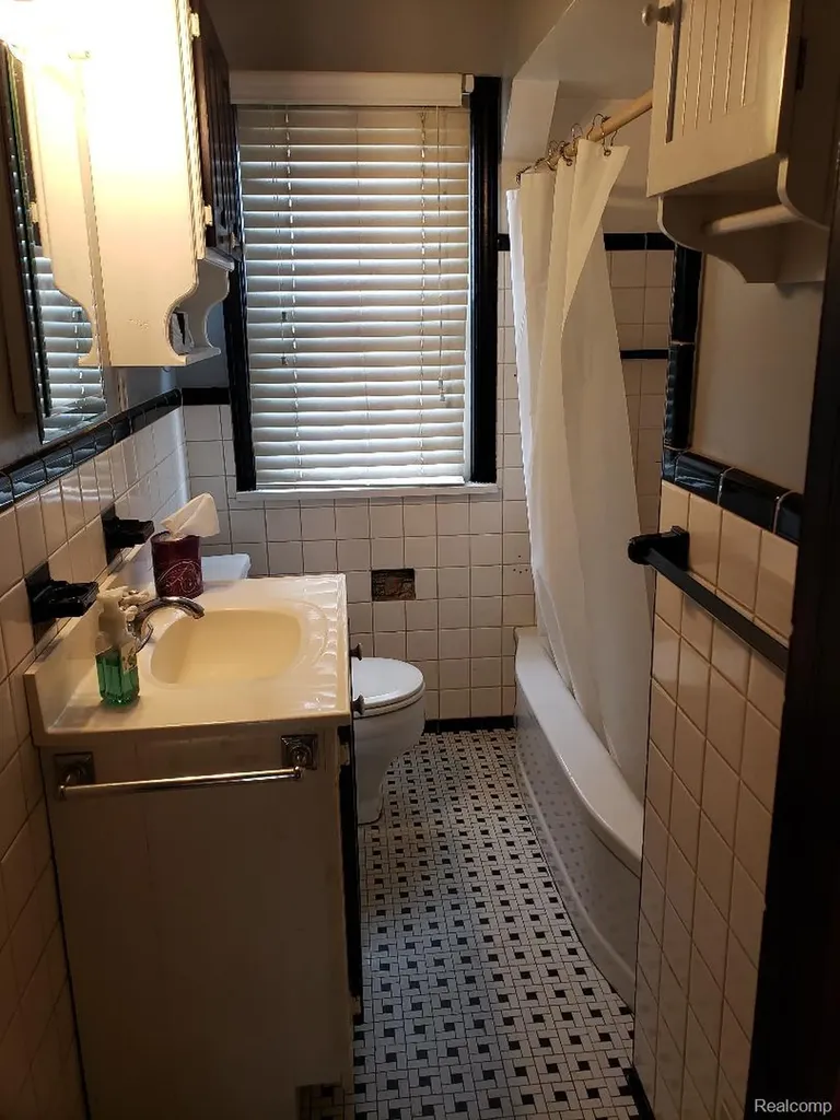 15528 Regina Avenue Allen Park City MI 48101