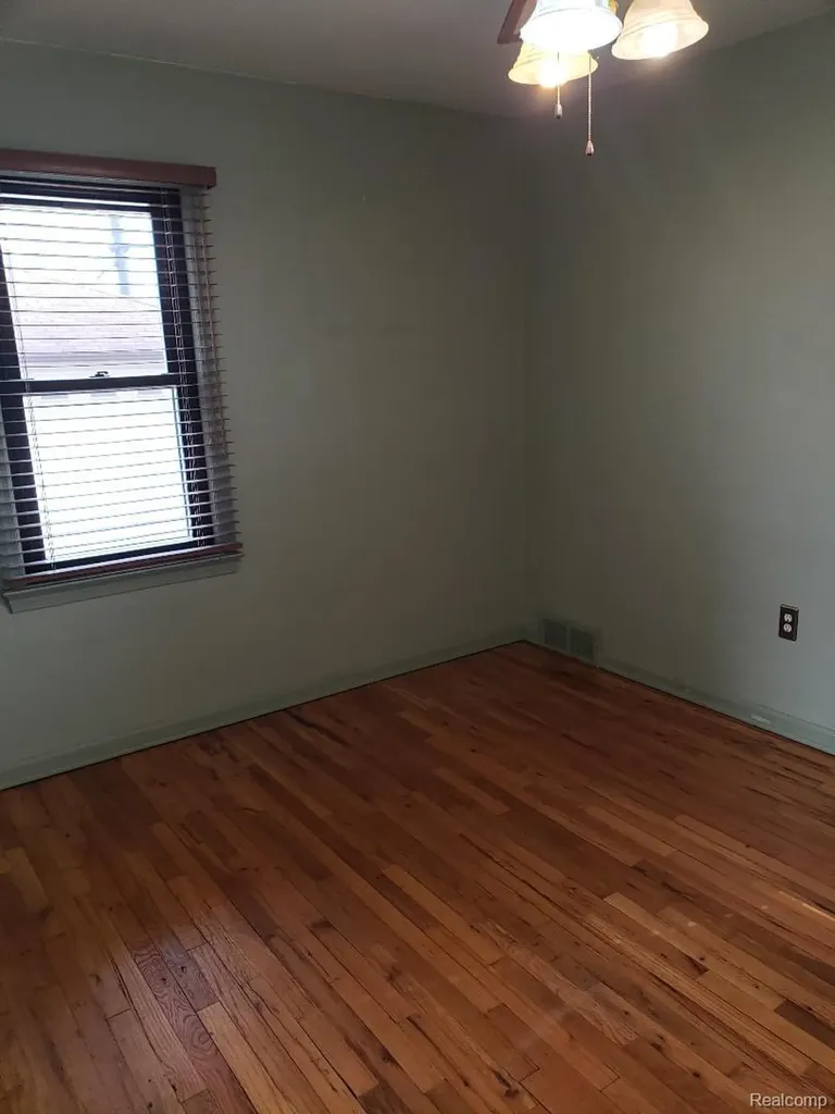 15528 Regina Avenue Allen Park City MI 48101
