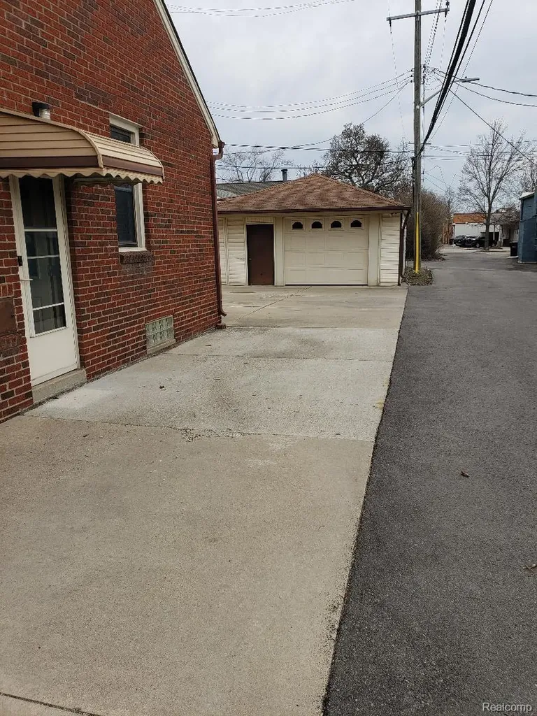 15528 Regina Avenue Allen Park City MI 48101