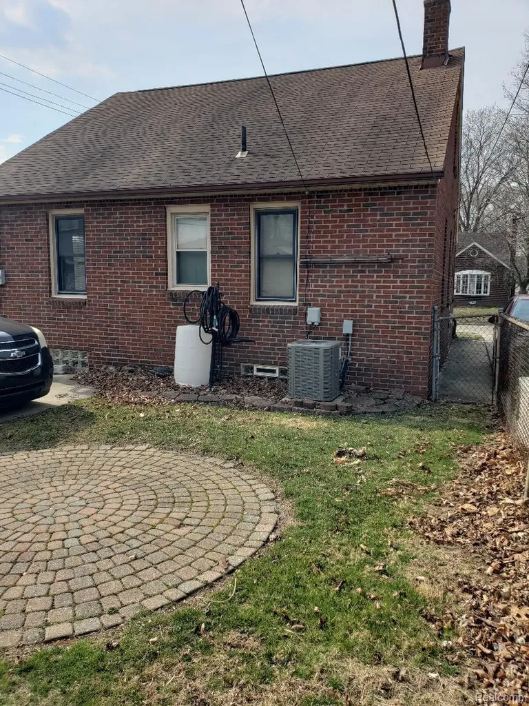 15528 Regina Avenue Allen Park City MI 48101