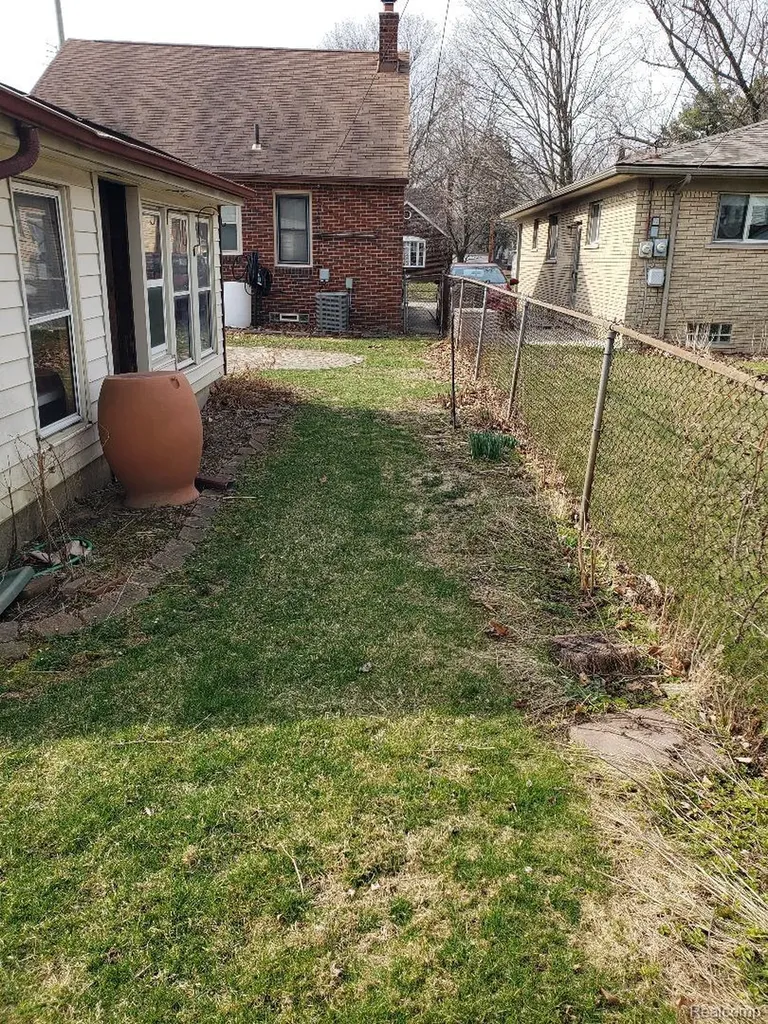 15528 Regina Avenue Allen Park City MI 48101