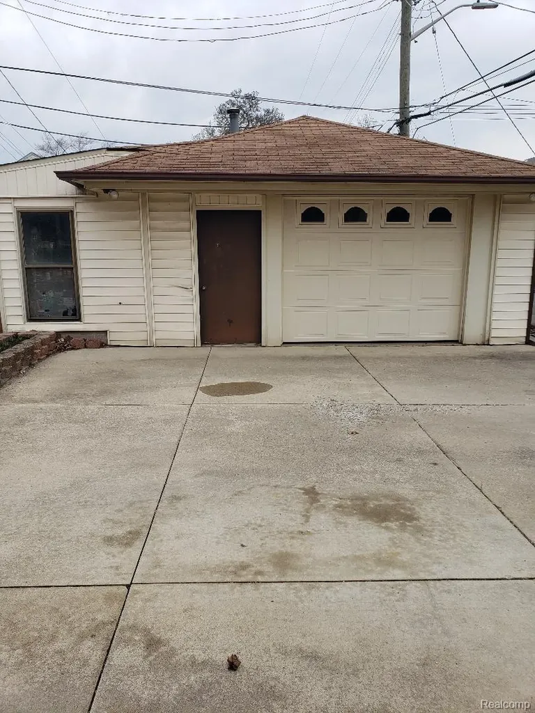 15528 Regina Avenue Allen Park City MI 48101