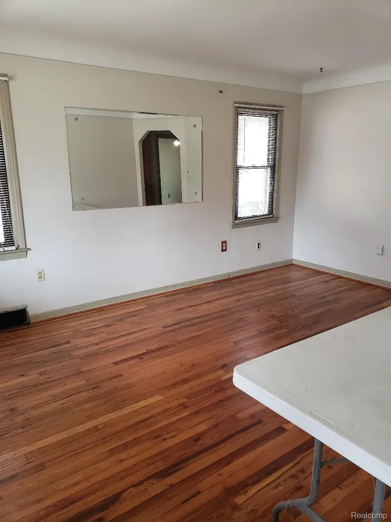 15528 Regina Avenue Allen Park City MI 48101