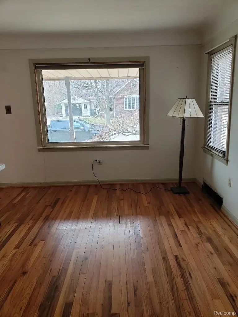 15528 Regina Avenue Allen Park City MI 48101