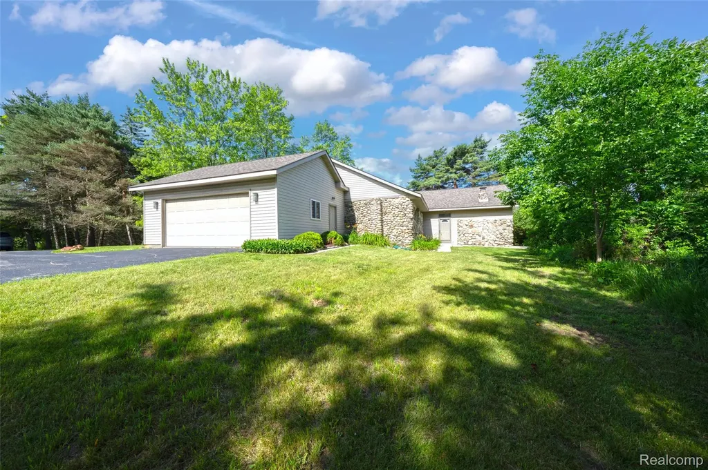 5370 Whipple Lake Road Independence Charter Township MI 48348