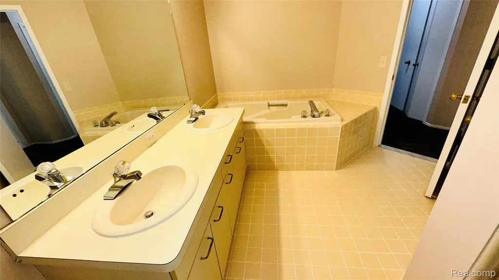 33779 Vista Drive Farmington Hills City MI 48331