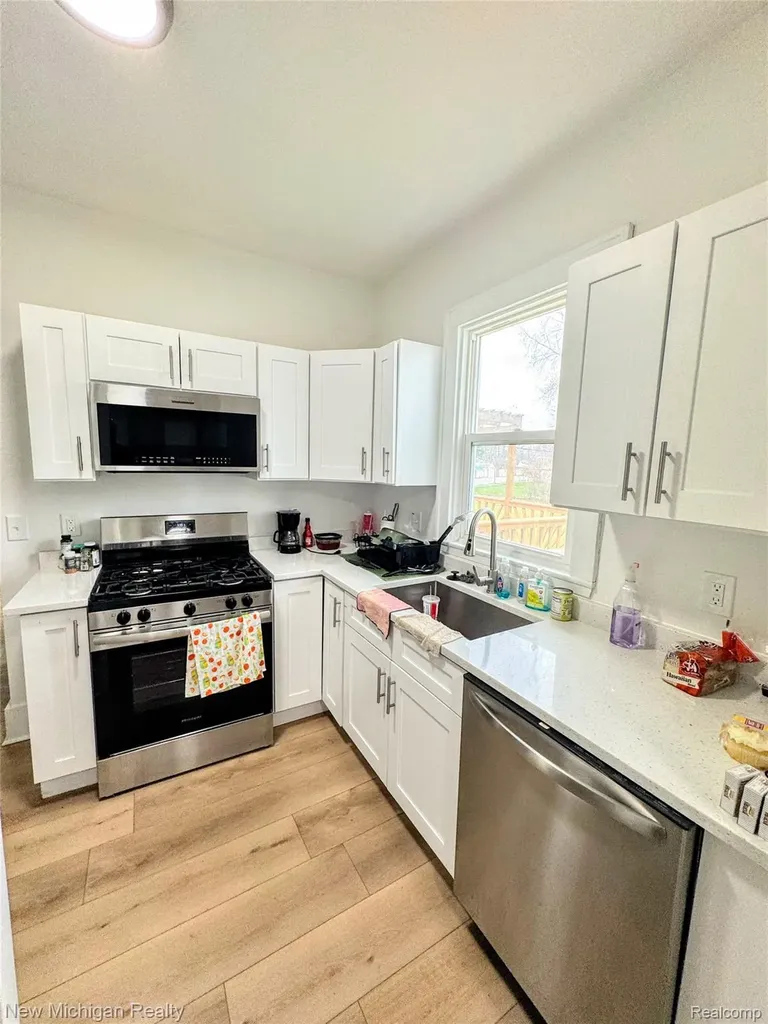 16338 Nicolai Avenue Eastpointe City MI 48021