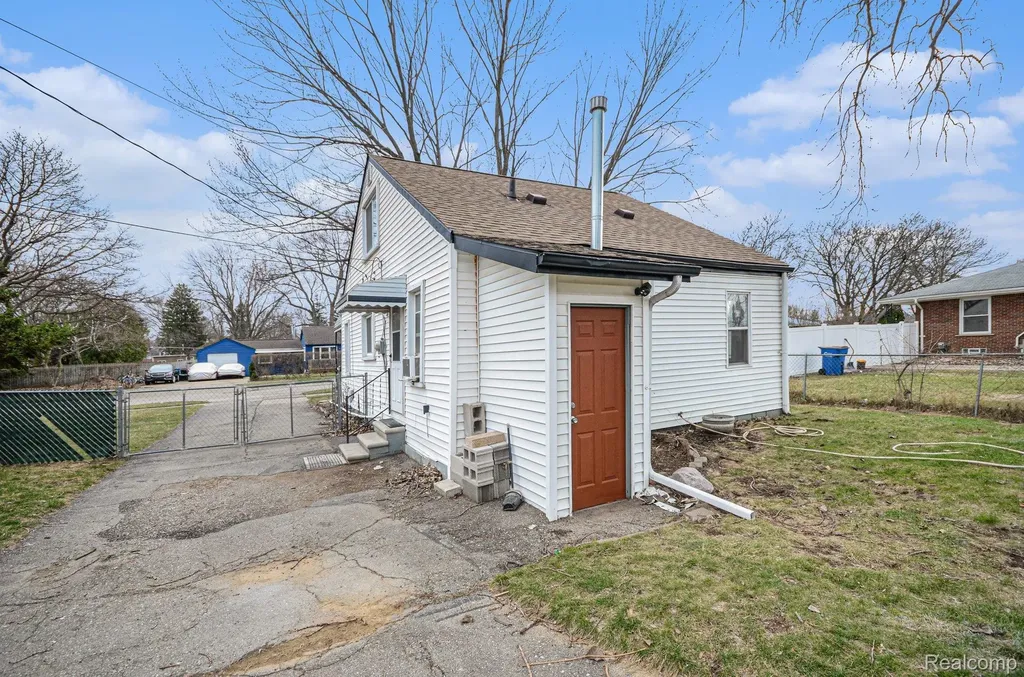 12065 Belmont Avenue Warren City MI 48089