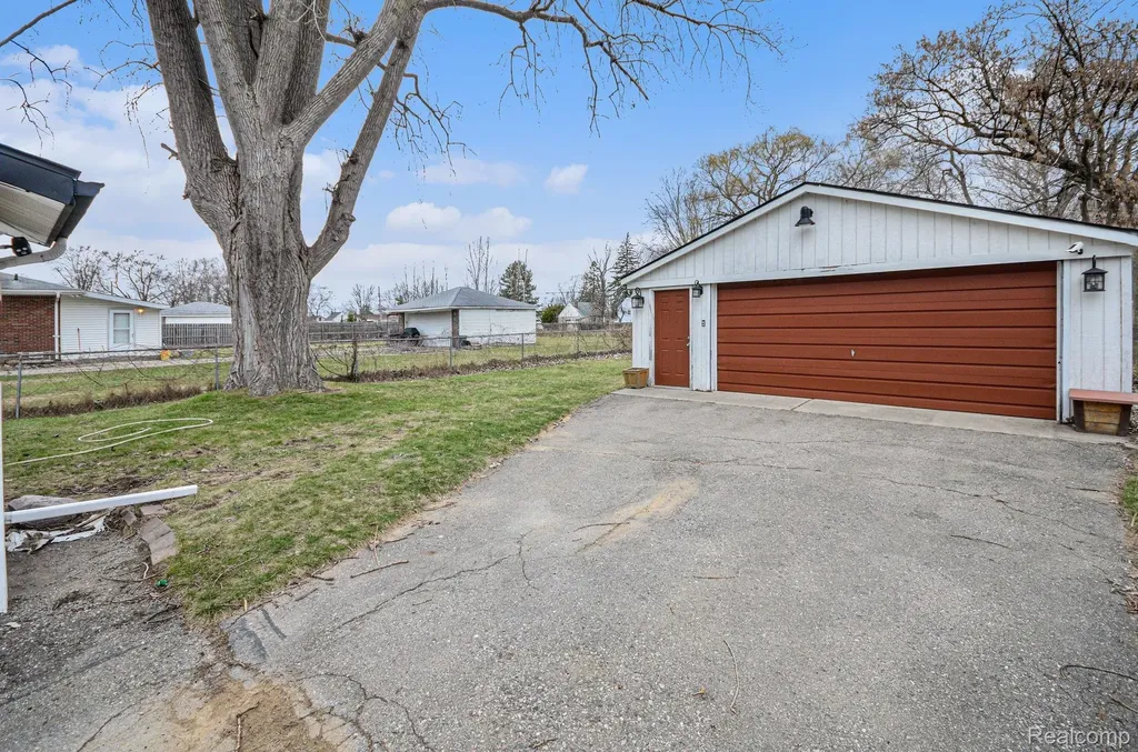 12065 Belmont Avenue Warren City MI 48089