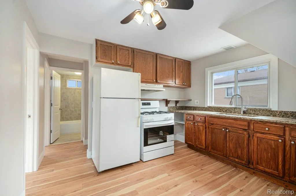 12065 Belmont Avenue Warren City MI 48089