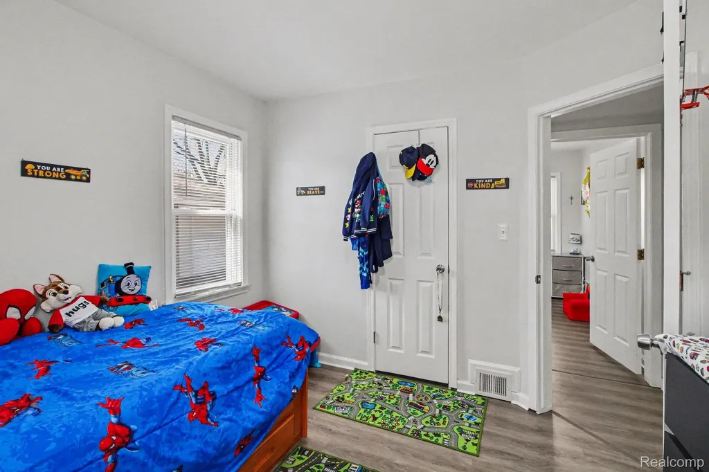 24341 Parklawn Street Oak Park City MI 48237