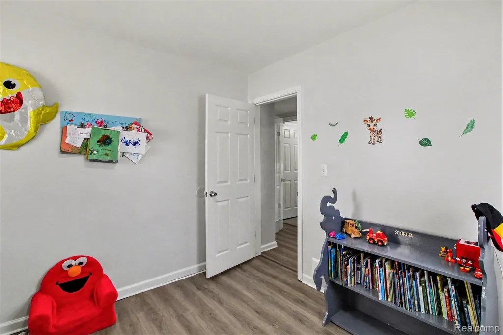 24341 Parklawn Street Oak Park City MI 48237