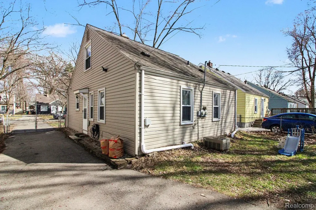 24341 Parklawn Street Oak Park City MI 48237