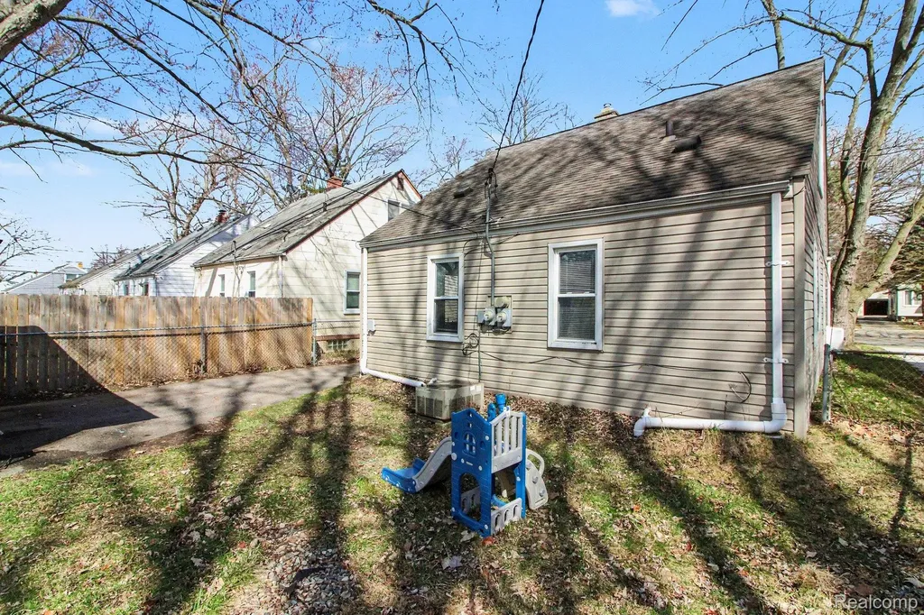 24341 Parklawn Street Oak Park City MI 48237