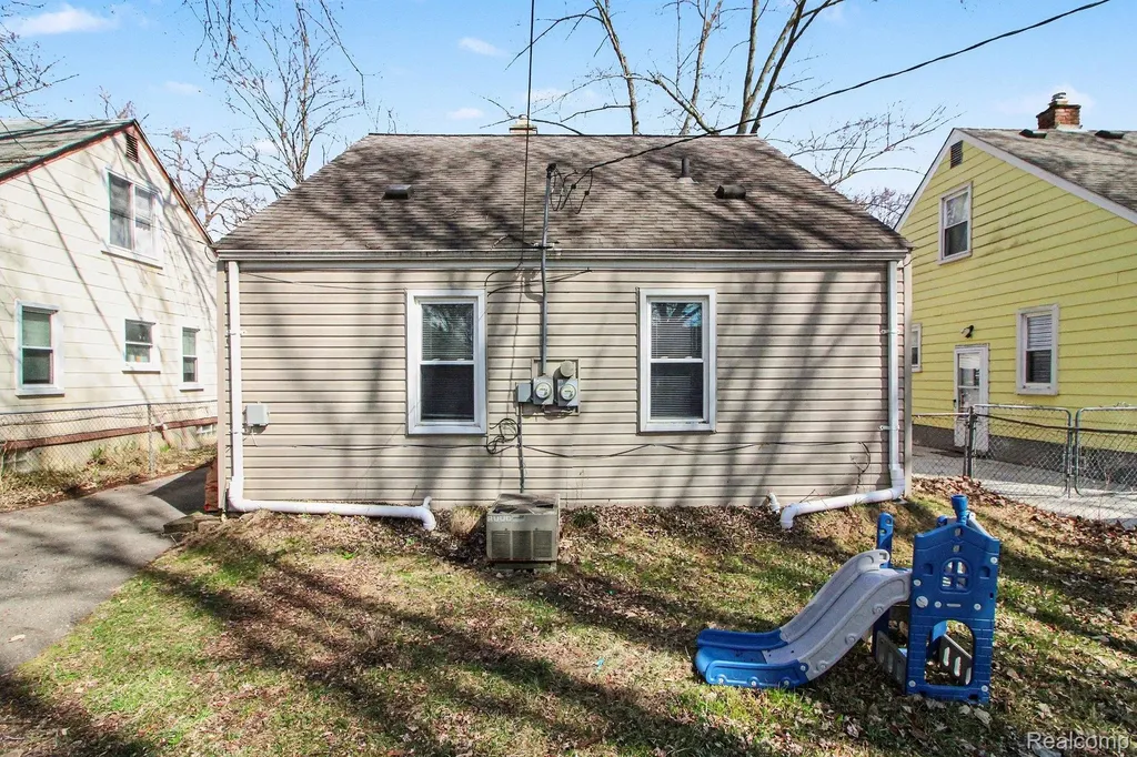 24341 Parklawn Street Oak Park City MI 48237