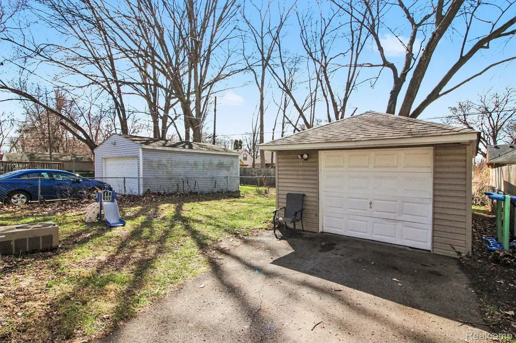 24341 Parklawn Street Oak Park City MI 48237