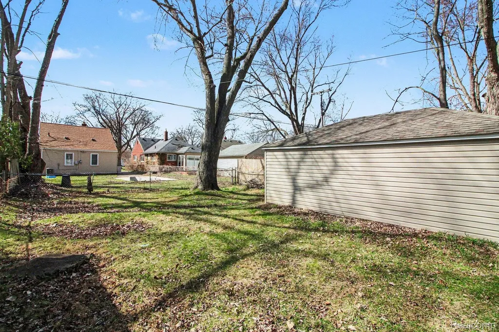 24341 Parklawn Street Oak Park City MI 48237