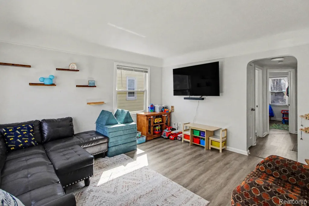 24341 Parklawn Street Oak Park City MI 48237