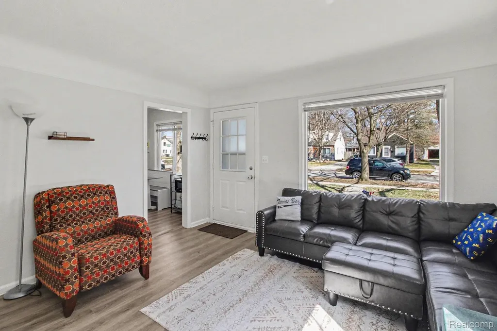 24341 Parklawn Street Oak Park City MI 48237