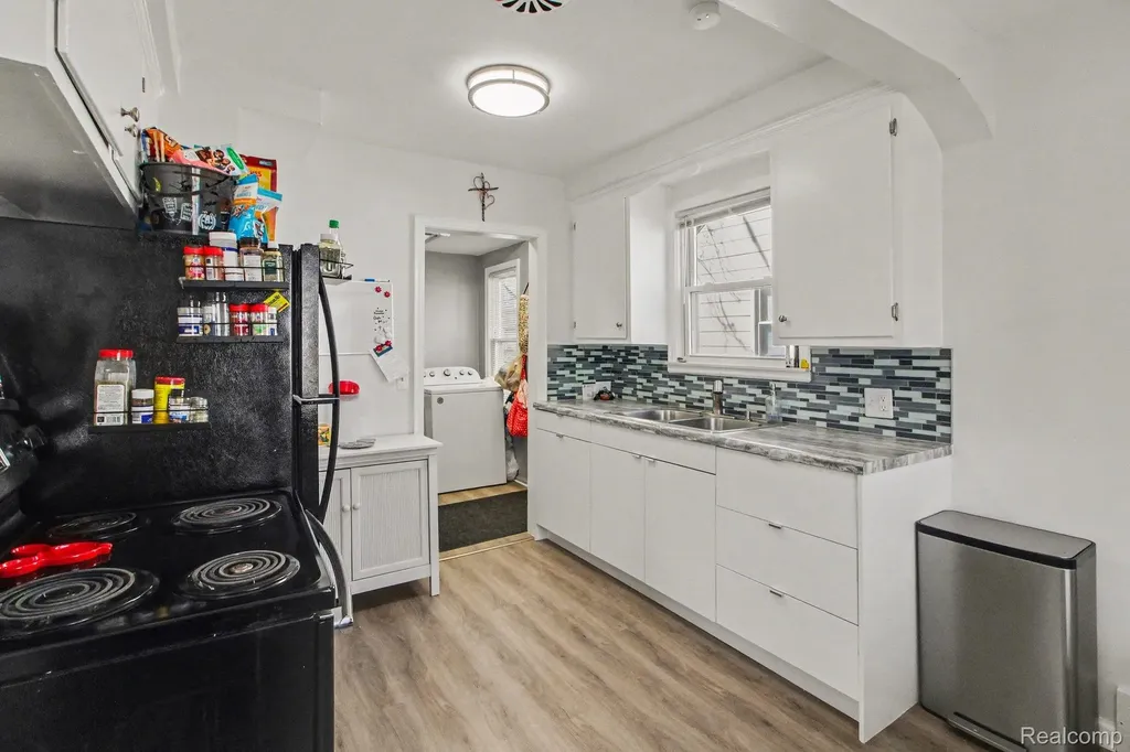 24341 Parklawn Street Oak Park City MI 48237