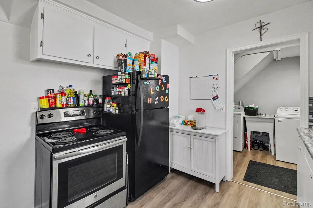 24341 Parklawn Street Oak Park City MI 48237