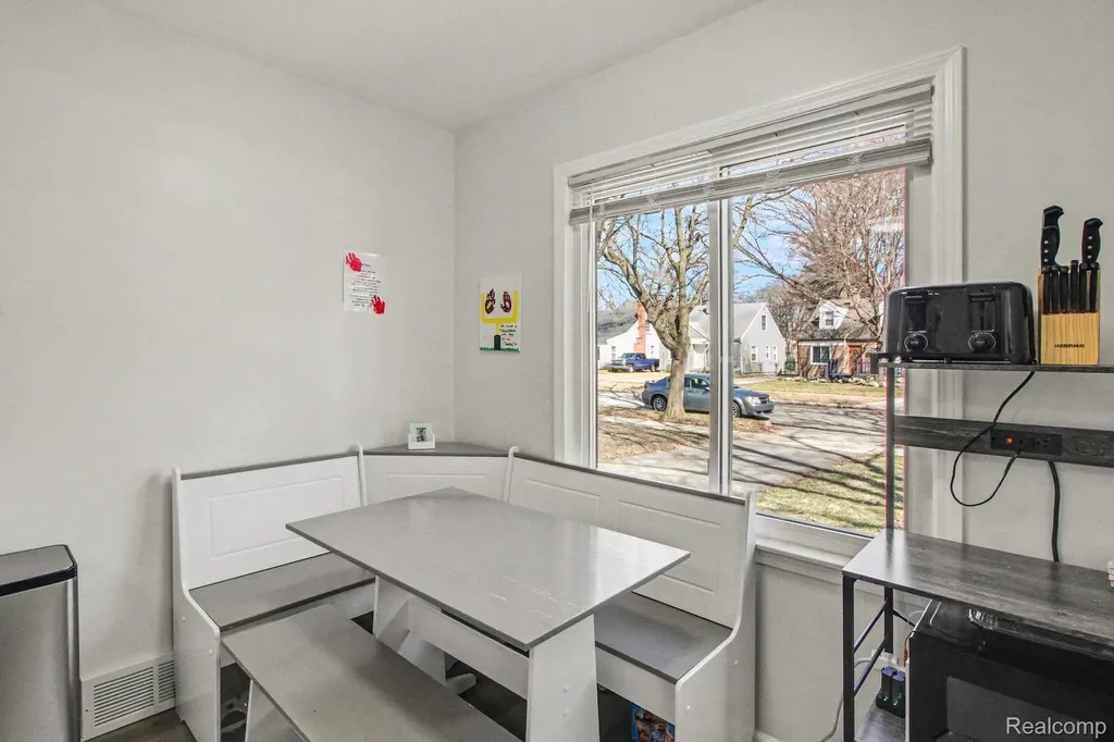 24341 Parklawn Street Oak Park City MI 48237