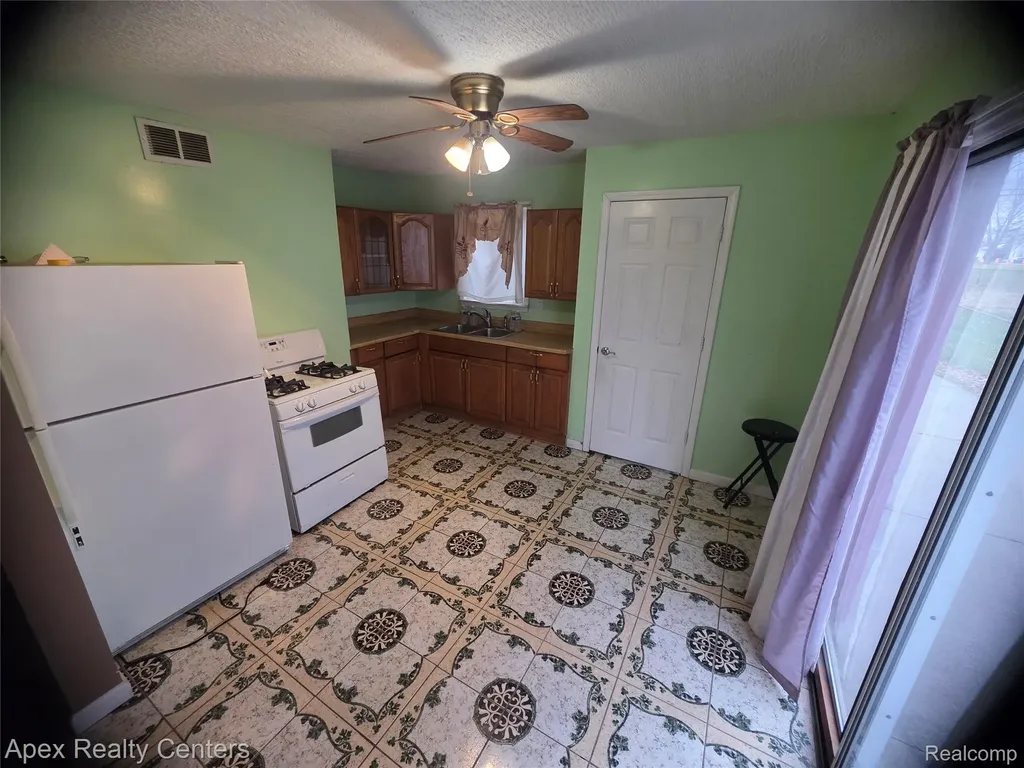 18948 Wall Street Melvindale City MI 48122