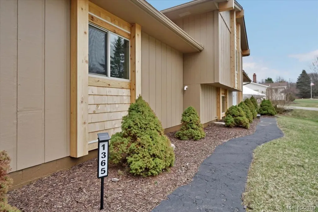1365 Thistleridge Holly Township MI 48442