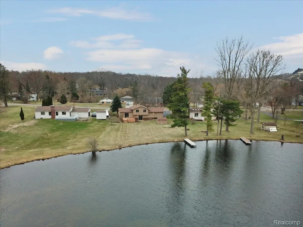 1365 Thistleridge Holly Township MI 48442