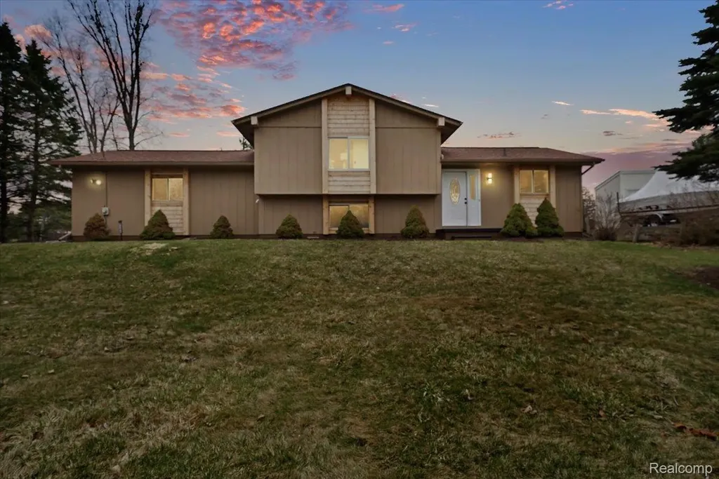 1365 Thistleridge Holly Township MI 48442
