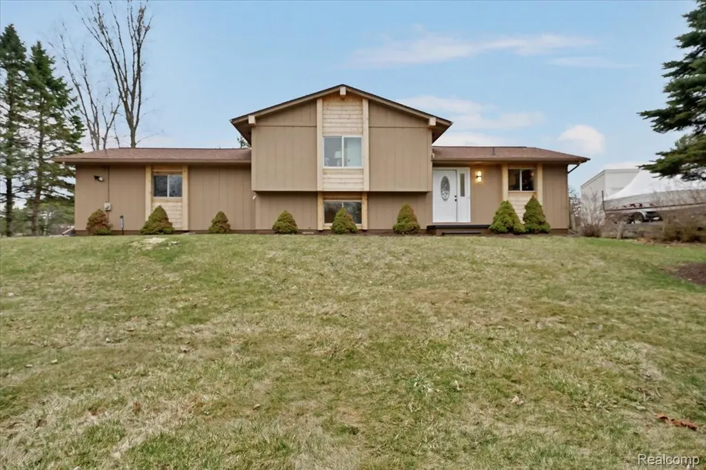 1365 Thistleridge Holly Township MI 48442