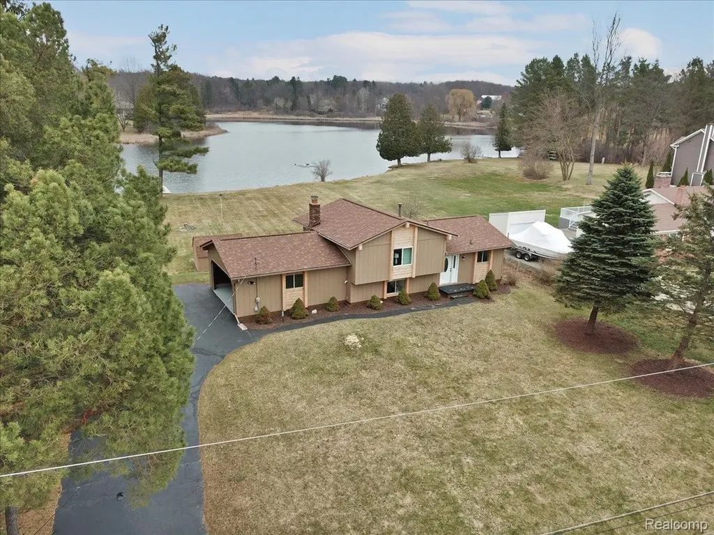 1365 Thistleridge Holly Township MI 48442