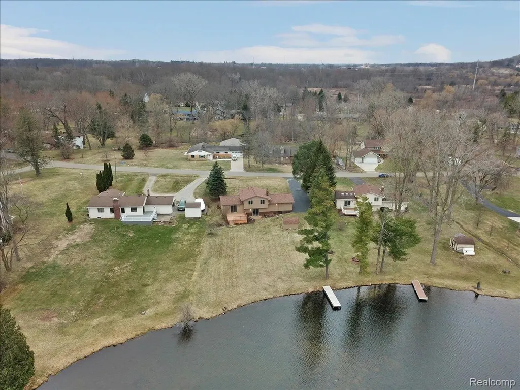 1365 Thistleridge Holly Township MI 48442