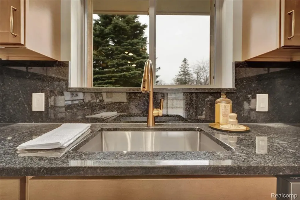 1365 Thistleridge Holly Township MI 48442