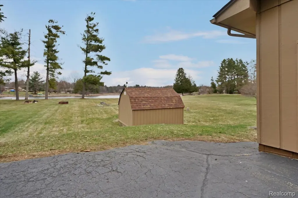 1365 Thistleridge Holly Township MI 48442