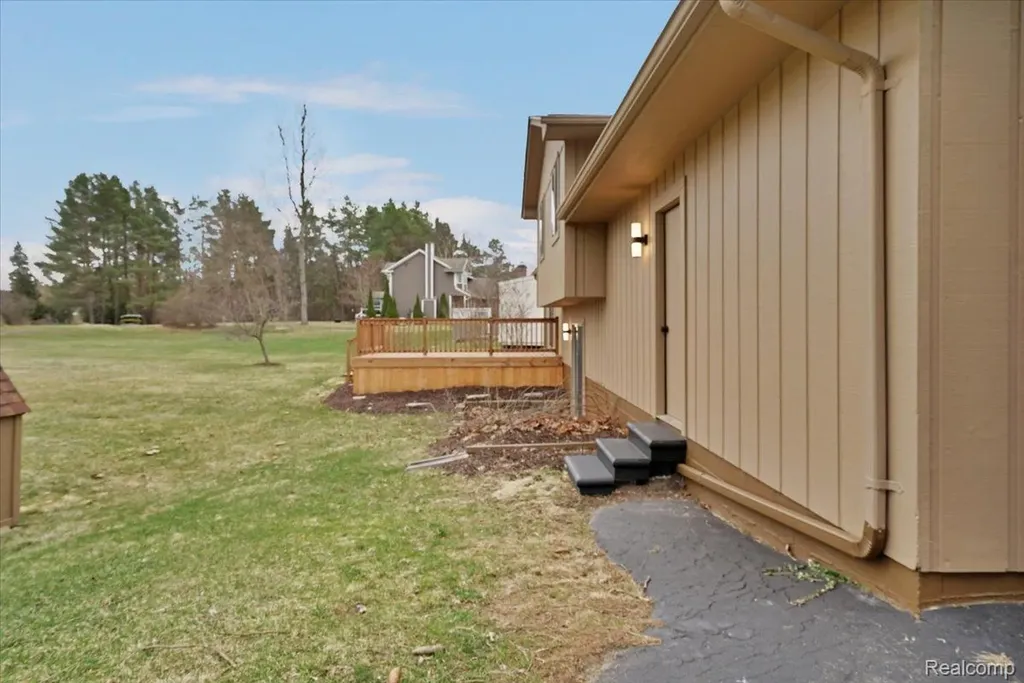 1365 Thistleridge Holly Township MI 48442