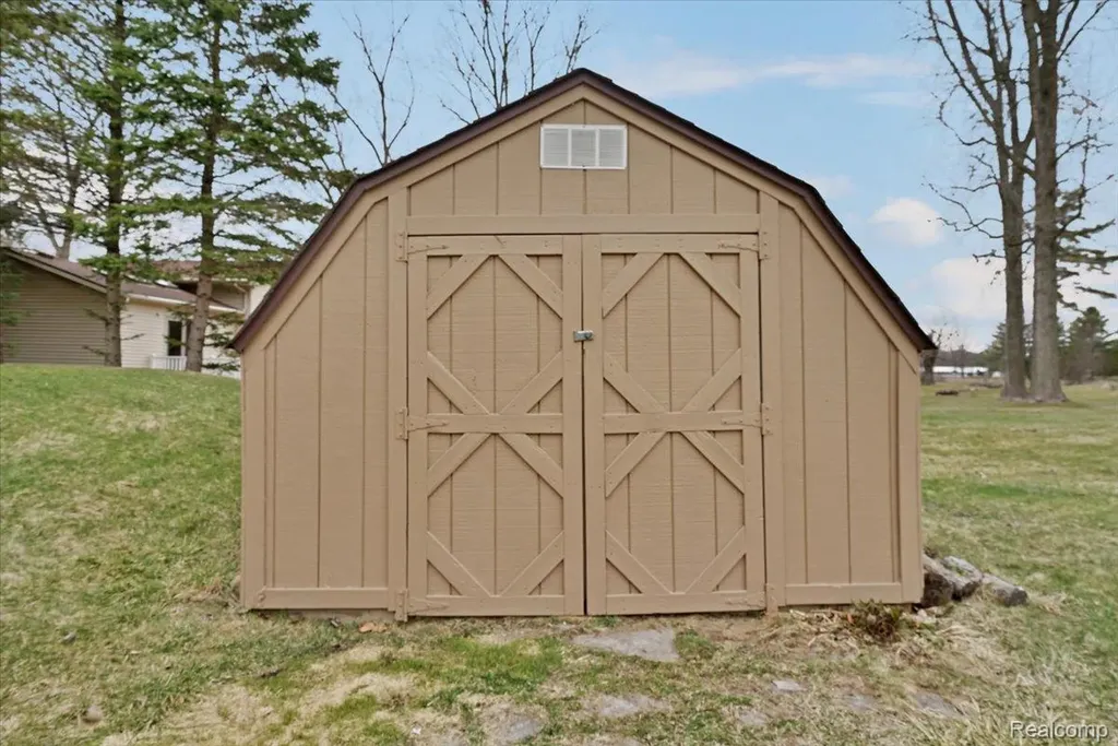1365 Thistleridge Holly Township MI 48442
