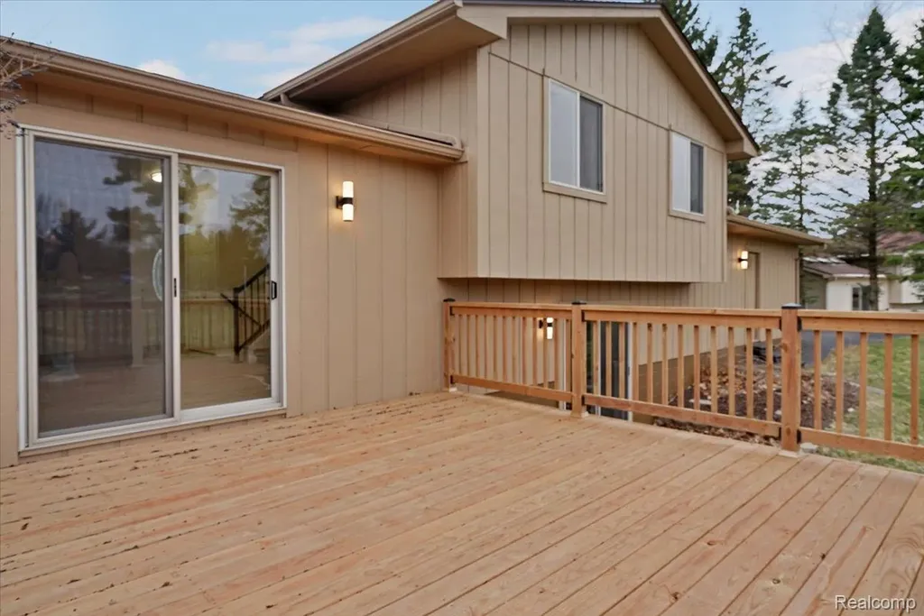 1365 Thistleridge Holly Township MI 48442