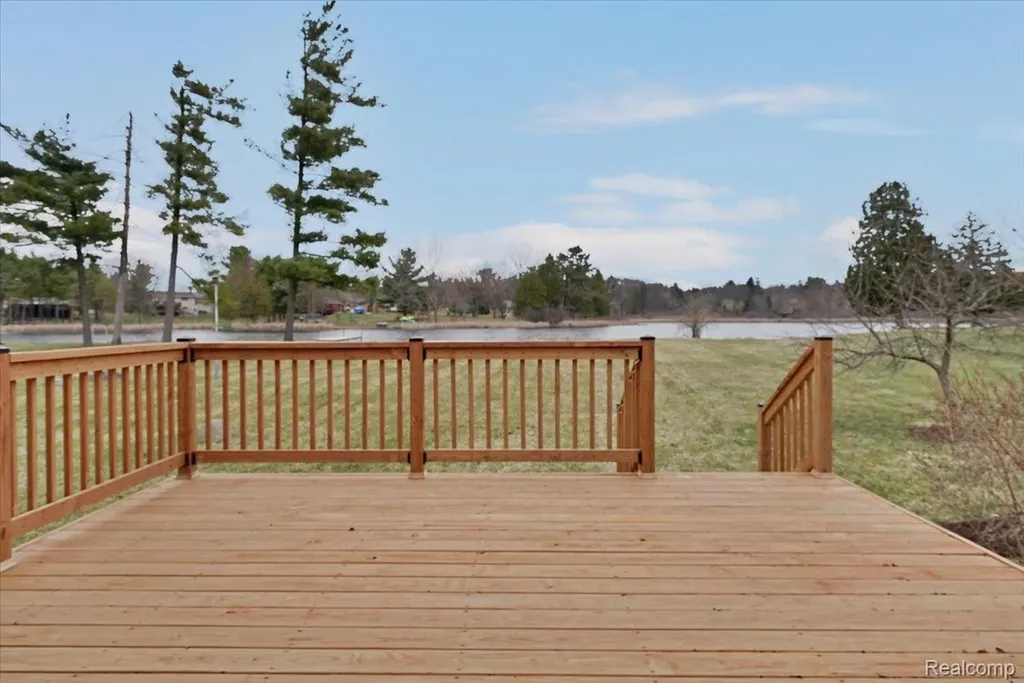 1365 Thistleridge Holly Township MI 48442