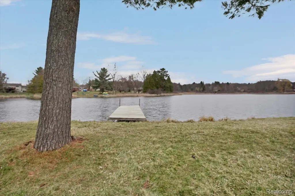 1365 Thistleridge Holly Township MI 48442