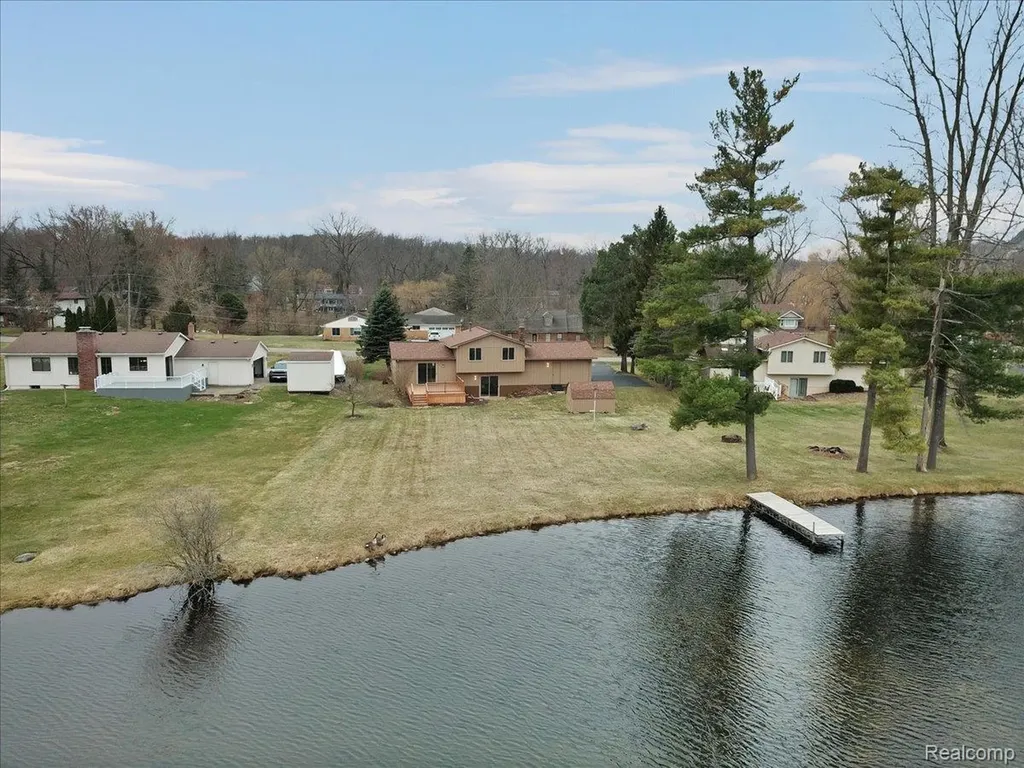 1365 Thistleridge Holly Township MI 48442