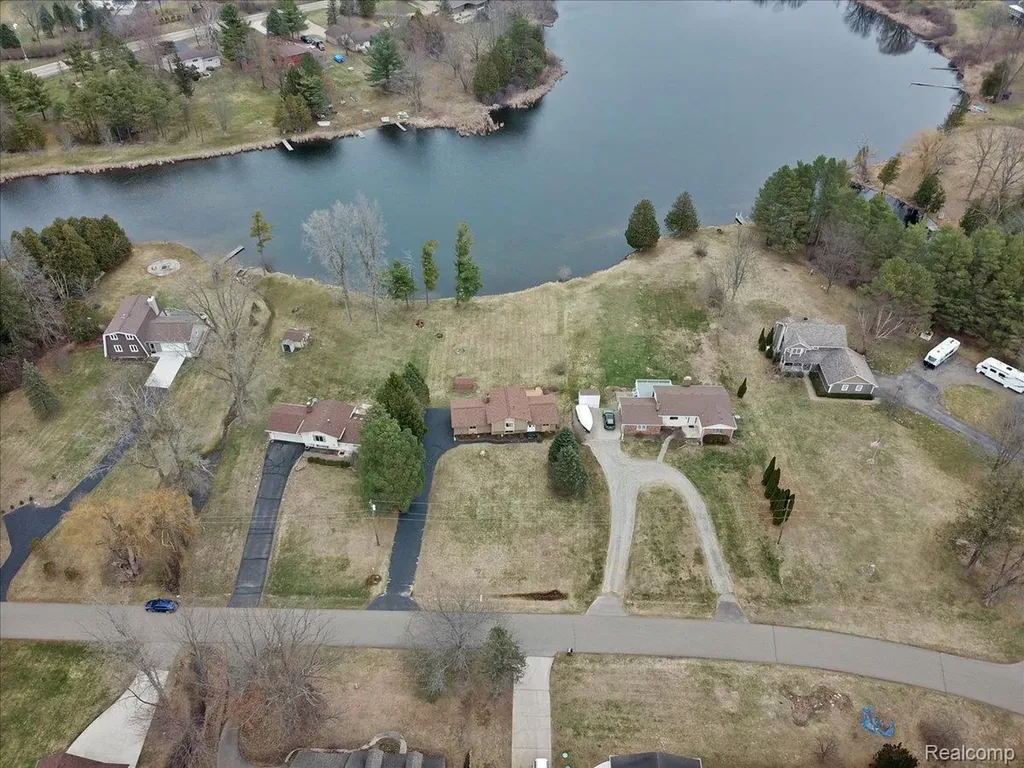 1365 Thistleridge Holly Township MI 48442