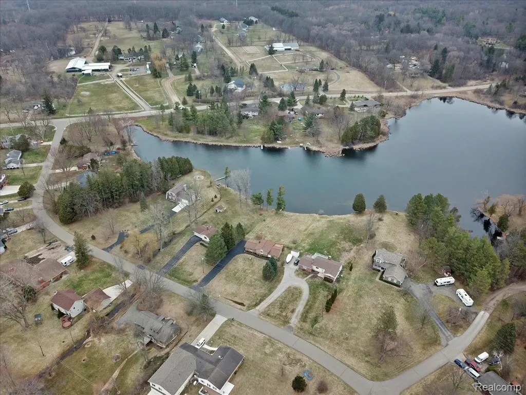 1365 Thistleridge Holly Township MI 48442