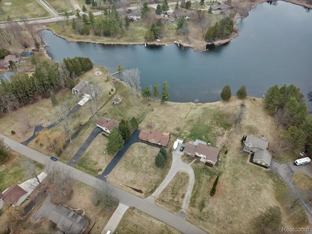 1365 Thistleridge Holly Township MI 48442