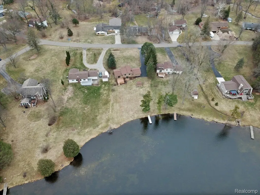 1365 Thistleridge Holly Township MI 48442